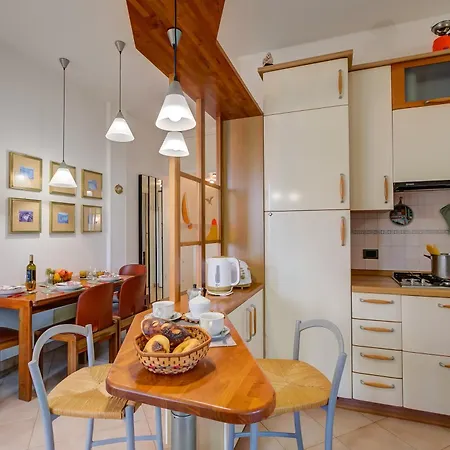 Apartament Gabri By The Sea With Balcony And Shared Garden - Happy *
