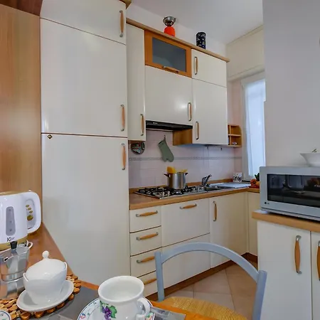 Daire Gabri By The Sea With Balcony And Shared Garden - Happy