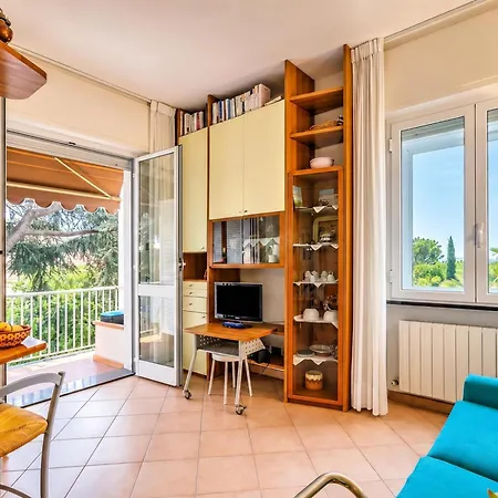 Apartament Gabri By The Sea With Balcony And Shared Garden - Happy
