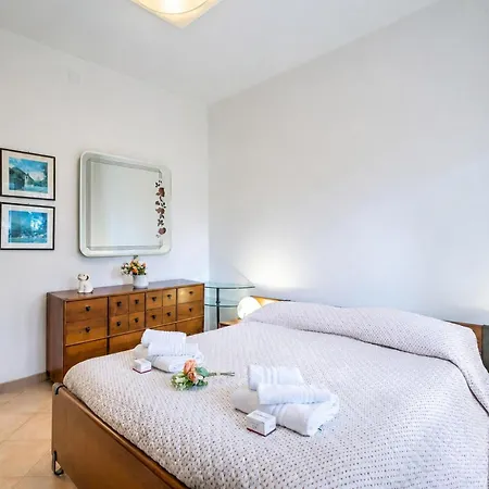 Apartament Gabri By The Sea With Balcony And Shared Garden - Happy *